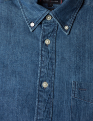 Tommy Hilfiger - DENIM SHIRT - kasdienio stiliaus marškiniai - medium indigo - 2