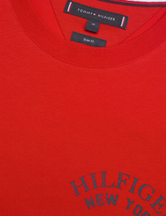 Tommy Hilfiger - ARCH VARSITY TEE - basis-t-skjorter - fierce red - 2