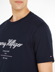 Tommy Hilfiger - SCRIPT LOGO TEE - marškinėliai trumpomis rankovėmis - desert sky - 4