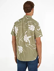 Tommy Hilfiger - LARGE TROPICAL PRT SHIRT S/S - short-sleeved t-shirts - faded olive / optic white - 2