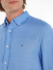 Tommy Hilfiger - PIGMENT DYED LI SOLID RF SHIRT - casual shirts - blue spell - 3