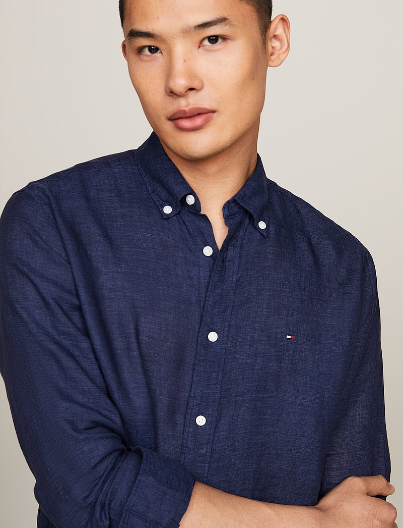 Tommy Hilfiger - PIGMENT DYED LI SOLID RF SHIRT - linen shirts - carbon navy - 4