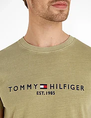 Tommy Hilfiger - GARMENT DYE TOMMY LOGO TEE - lyhythihaiset - faded olive - 3
