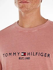 Tommy Hilfiger - GARMENT DYE TOMMY LOGO TEE - t-krekli ar īsām piedurknēm - teaberry blossom - 4