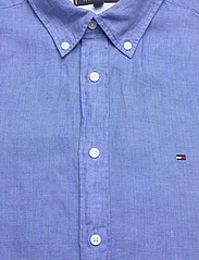 Tommy Hilfiger - PIGMENT DYED LINEN RF SHIRT S/S - kortærmede skjorter - blue spell - 6