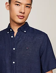 Tommy Hilfiger - PIGMENT DYED LINEN RF SHIRT S/S - short-sleeved shirts - carbon navy - 4