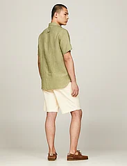 Tommy Hilfiger - PIGMENT DYED LINEN RF SHIRT S/S - short-sleeved shirts - faded olive - 3