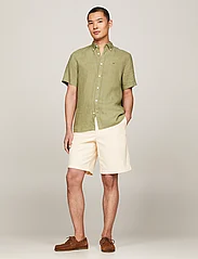 Tommy Hilfiger - PIGMENT DYED LINEN RF SHIRT S/S - short-sleeved shirts - faded olive - 5