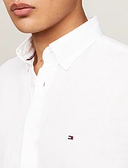 Tommy Hilfiger - PIGMENT DYED LINEN RF SHIRT S/S - short-sleeved shirts - optic white - 4