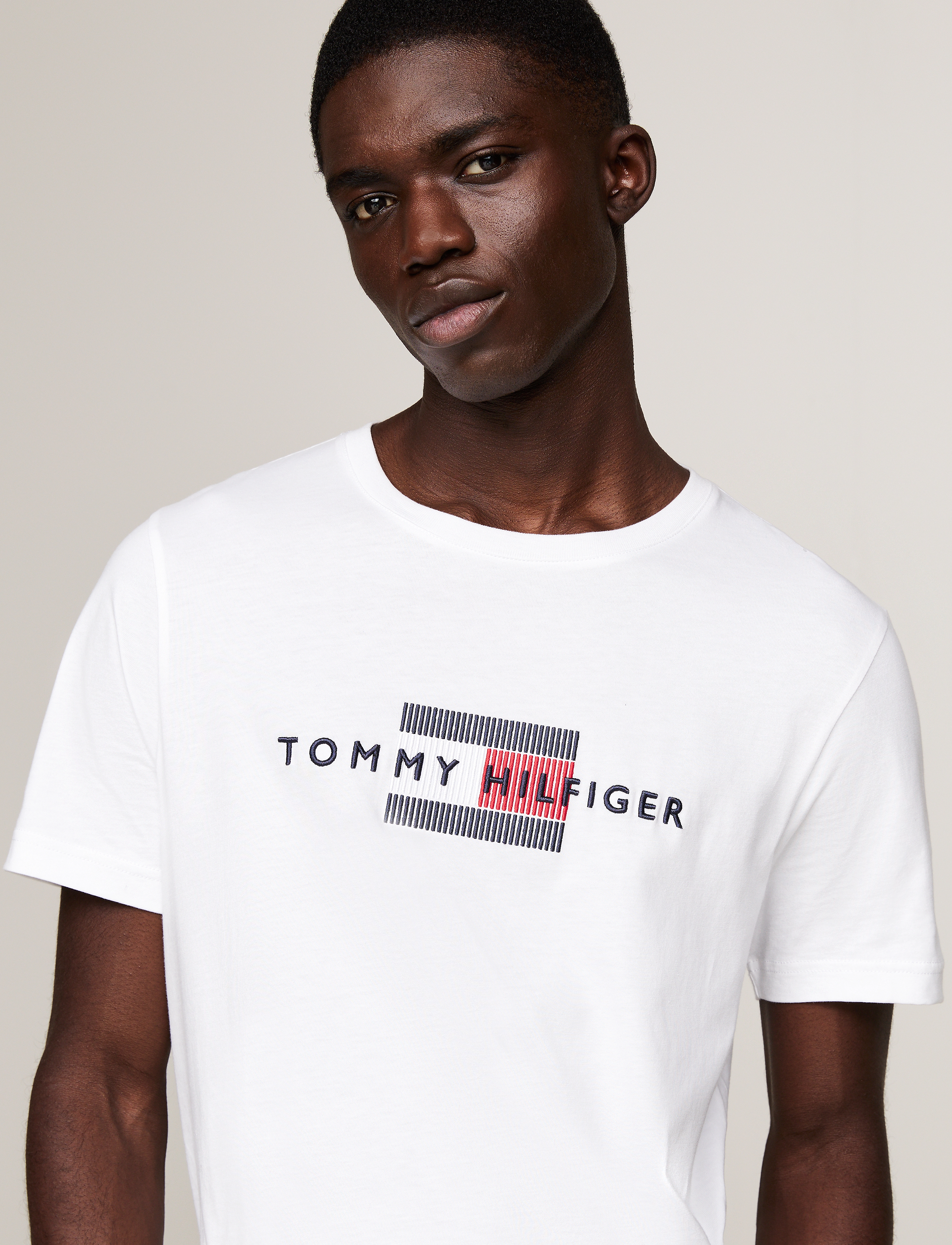 Tommy Hilfiger - HILFIGER FLAG EMBRO TEE - white - 1