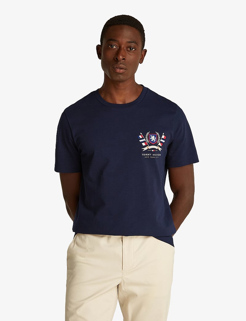 Tommy Hilfiger - HILFIGER COLOUR CREST TEE - kortærmede t-shirts - desert sky - 0