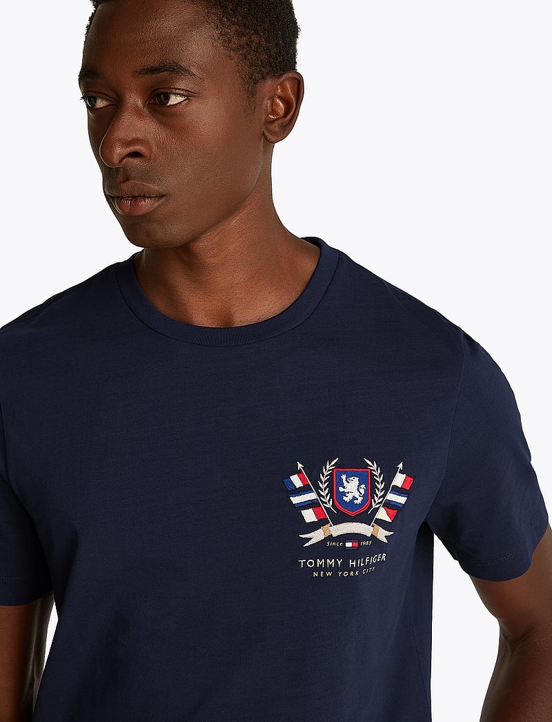 Tommy Hilfiger - HILFIGER COLOUR CREST TEE - kortærmede t-shirts - desert sky - 4