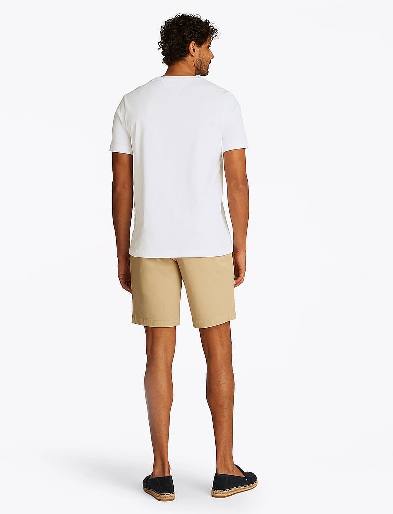 Tommy Hilfiger - HILFIGER COLOUR CREST TEE - kortærmede t-shirts - white - 3