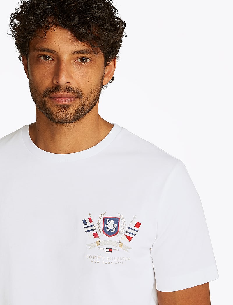 Tommy Hilfiger - HILFIGER COLOUR CREST TEE - kortærmede t-shirts - white - 4