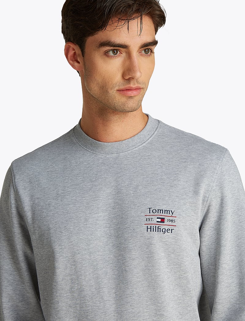 Tommy Hilfiger - HILFIGER STACK SWEATSHIRT - shoppa efter tillfälle - grey heather bc04 vol32 - 3