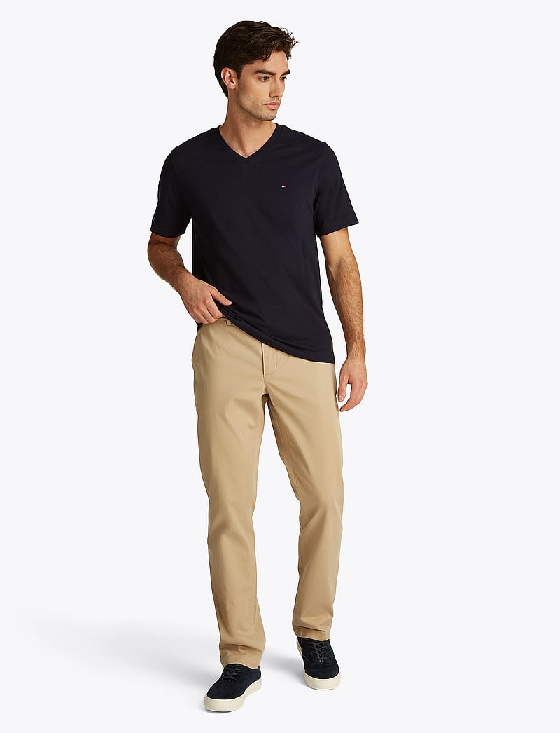 Tommy Hilfiger - ESSENTIAL V-NECK TEE - t-shirts mit v-ausschnitt - desert sky - 4