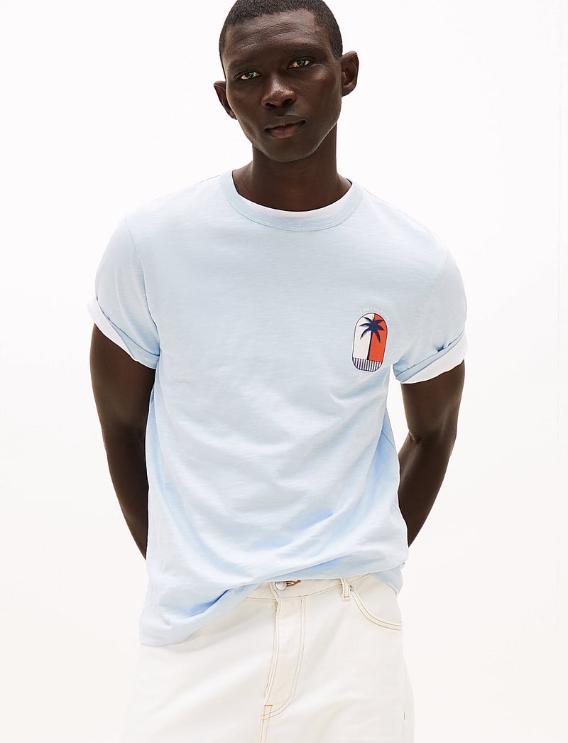 Tommy Hilfiger - PALM TREE LABEL TEE - kortärmade t-shirts - breezy blue - 0