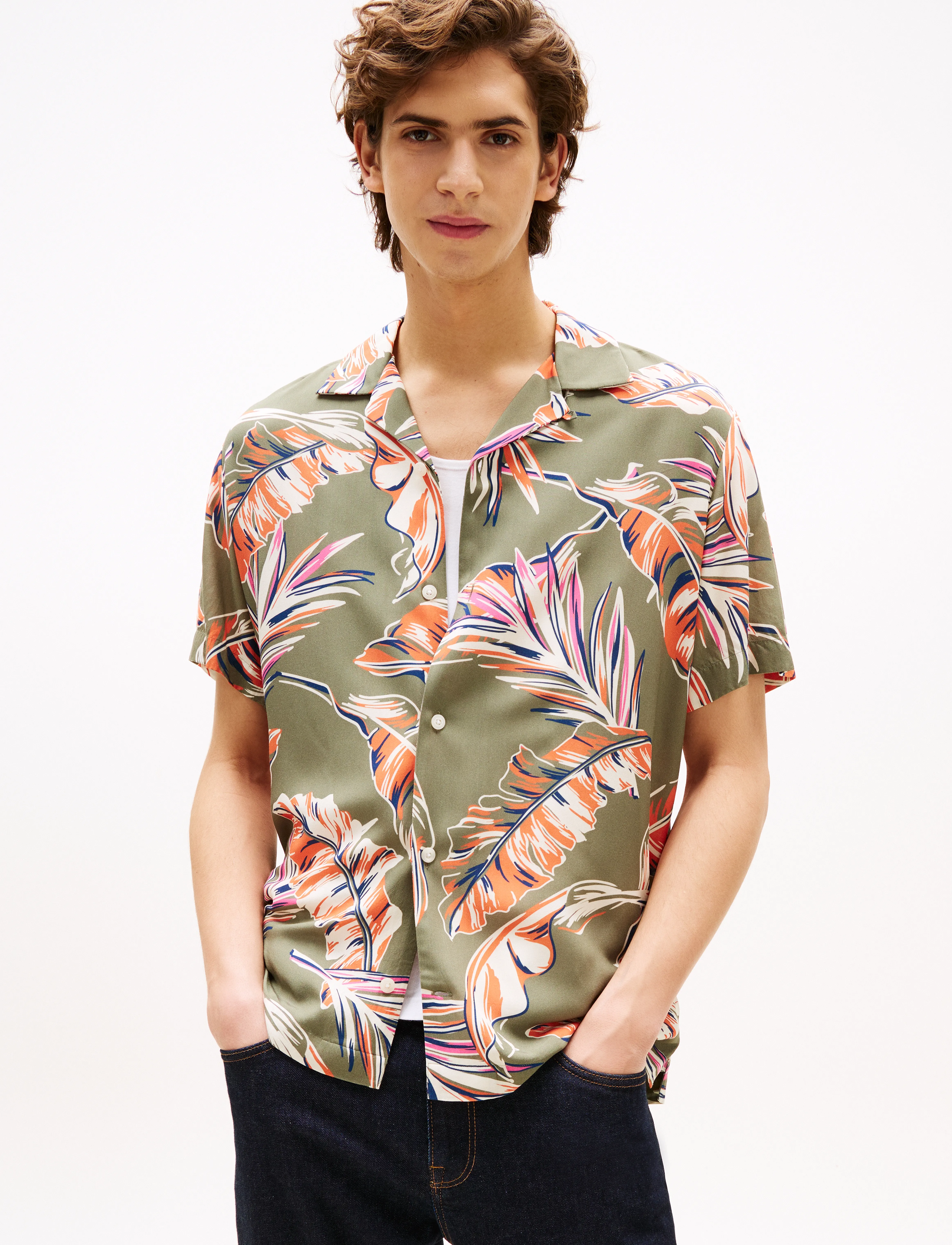 Tommy Hilfiger LIGHTWEIGHT LEAF AOP SS SHIRT - Tommy Hilfiger - BATTLE GREEN / ALLOVER / green