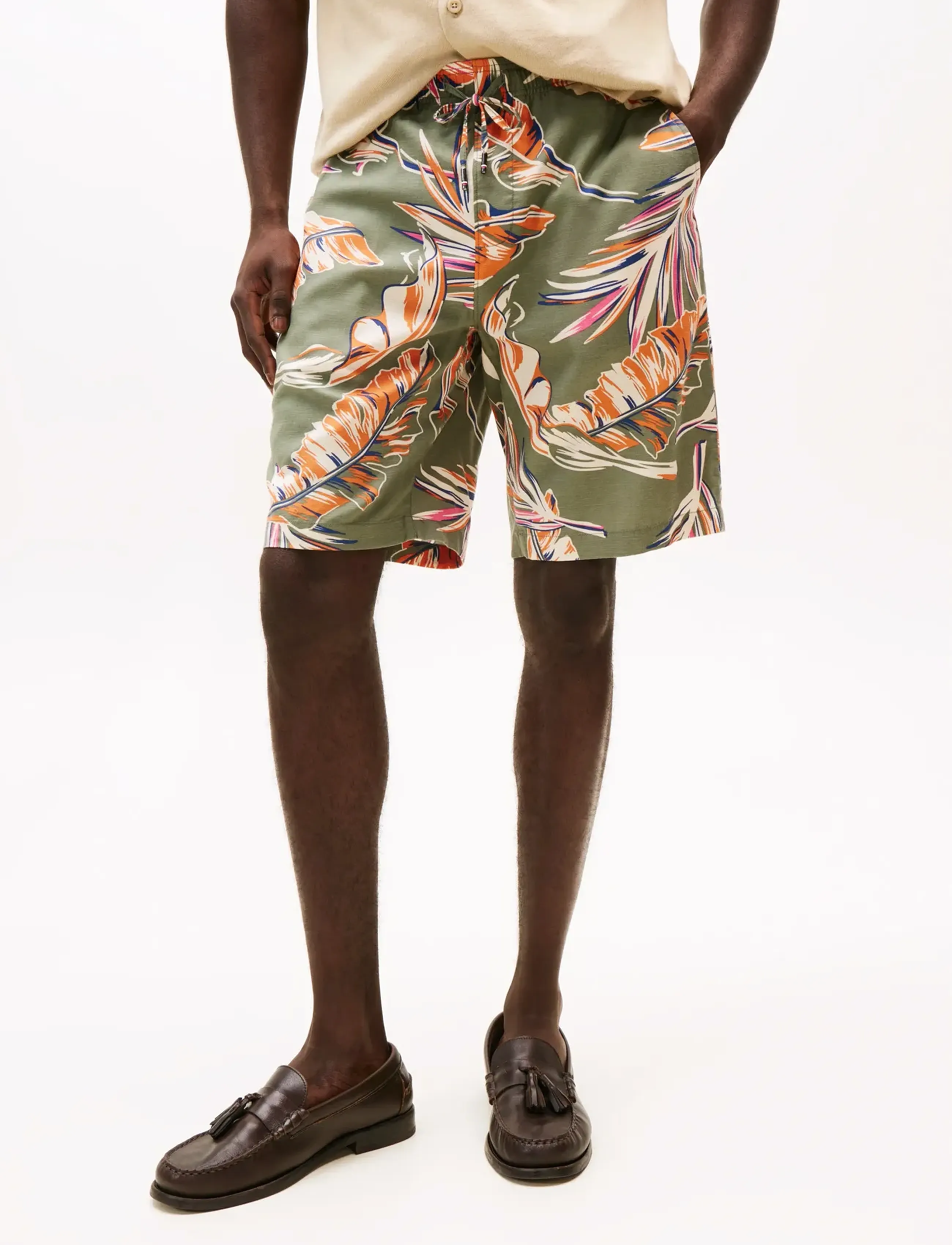 Tommy Hilfiger MERCER 7IN CO LY BANANA LF SHORT - Casual shorts - BATTLE GREEN ALLOVER / multi