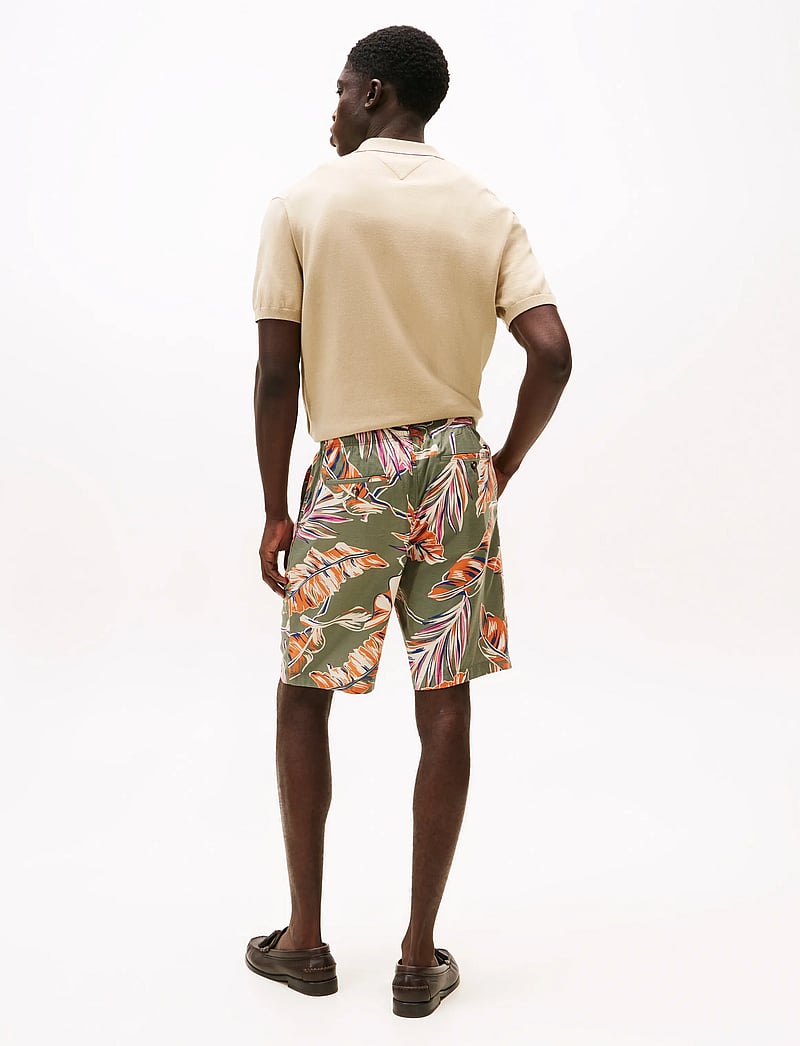 Tommy Hilfiger - MERCER 7IN CO LY BANANA LF SHORT - casual shorts - battle green allover - 2