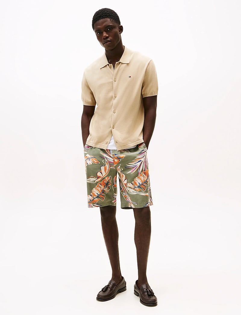 Tommy Hilfiger - MERCER 7IN CO LY BANANA LF SHORT - casual shorts - battle green allover - 3