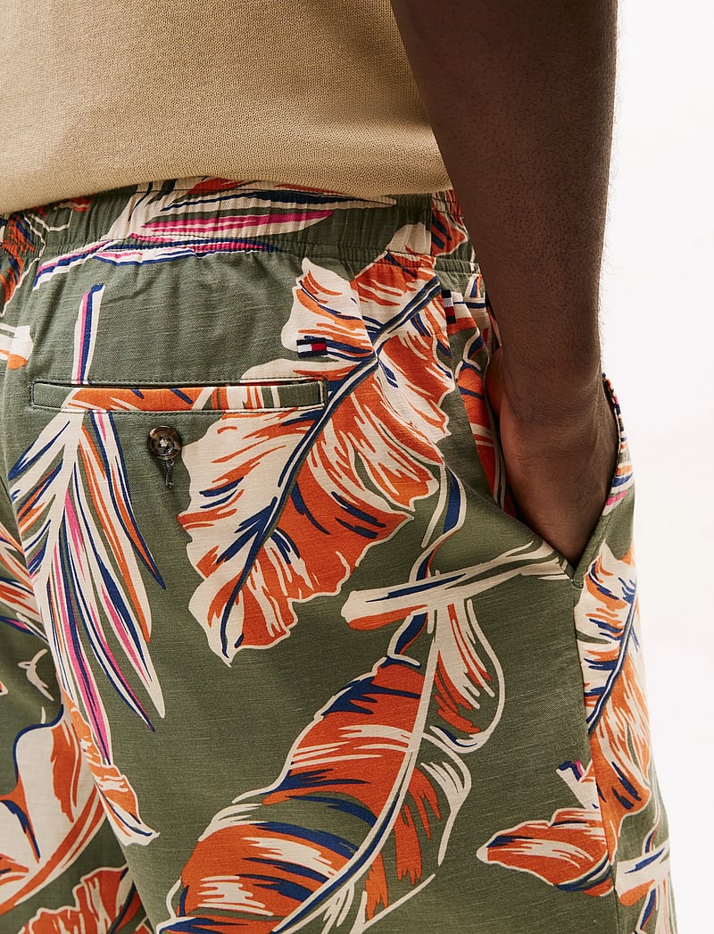 Tommy Hilfiger - MERCER 7IN CO LY BANANA LF SHORT - casual shorts - battle green allover - 4