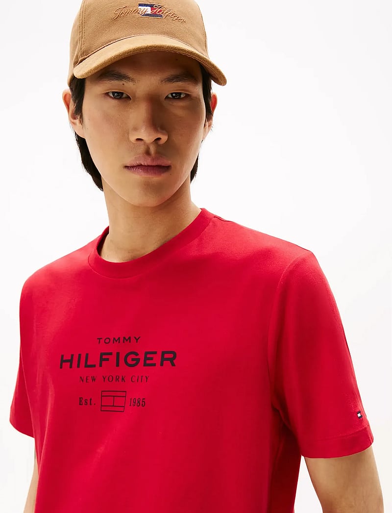 Tommy Hilfiger - HILFIGER STACK GRAPHIC TEE - kortärmade t-shirts - medium red - 4
