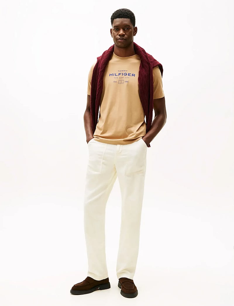 Tommy Hilfiger - HILFIGER STACK GRAPHIC TEE - short-sleeved t-shirts - timeless camel - 2