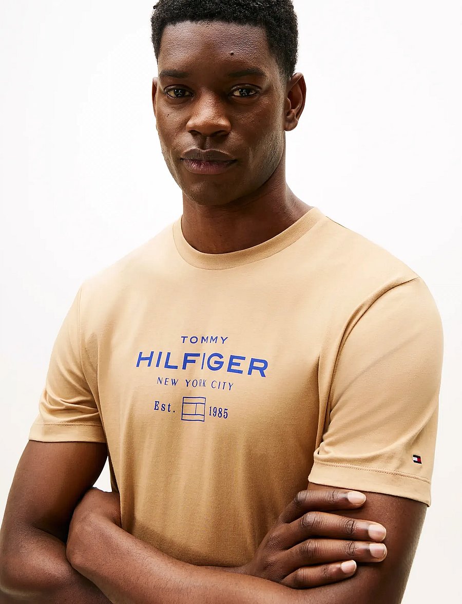 Tommy Hilfiger - HILFIGER STACK GRAPHIC TEE - kortærmede t-shirts - timeless camel - 3