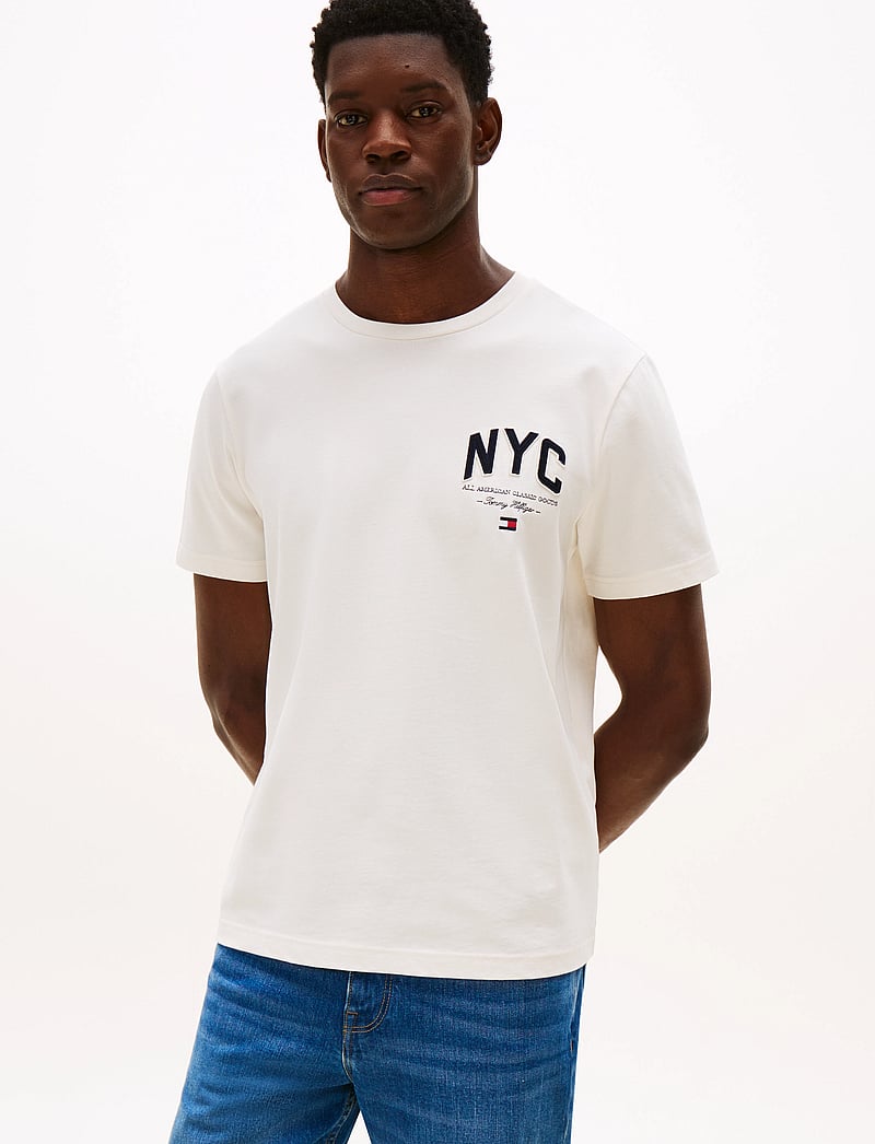 Tommy Hilfiger - HILFIGER SCRIPT NYC TEE - kortärmade t-shirts - ivory petal - 0