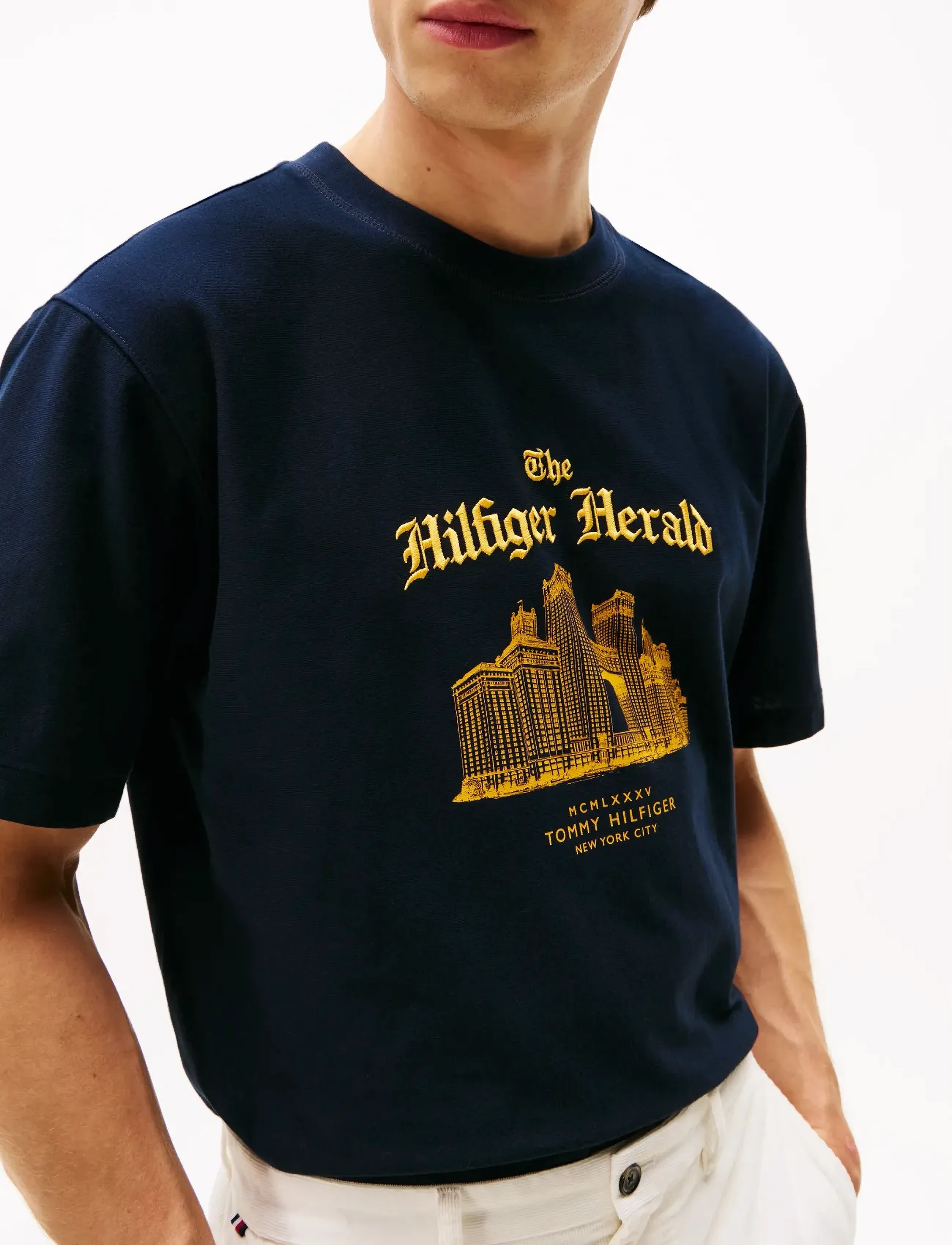 Tommy Hilfiger - HERALD SKYLINE GRAPHIC TEE - kurzärmelig - desert sky - 4