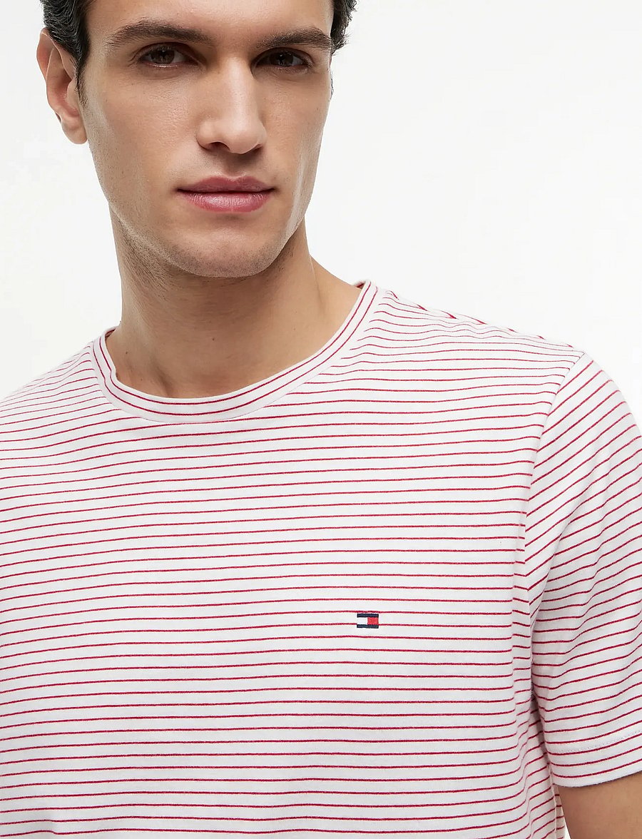 Tommy Hilfiger - ESS SEASONAL REG FIT STRIPE TEE - kurzärmelige t-shirts - ecru medium red stripe - 3