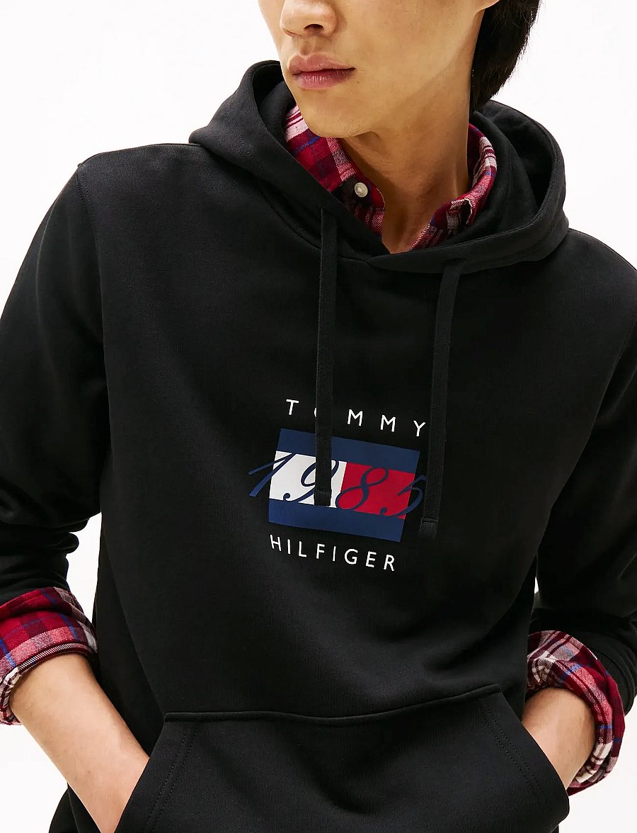 Tommy Hilfiger - LINEAR FLAG GRAPHIC HOODIE - kapuutsiga pusad - black - 4
