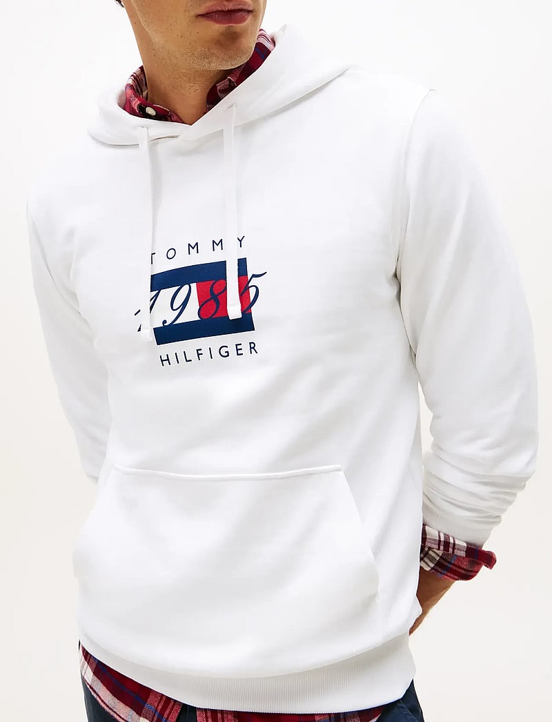 Tommy Hilfiger - LINEAR FLAG GRAPHIC HOODIE - hoodies - white - 4