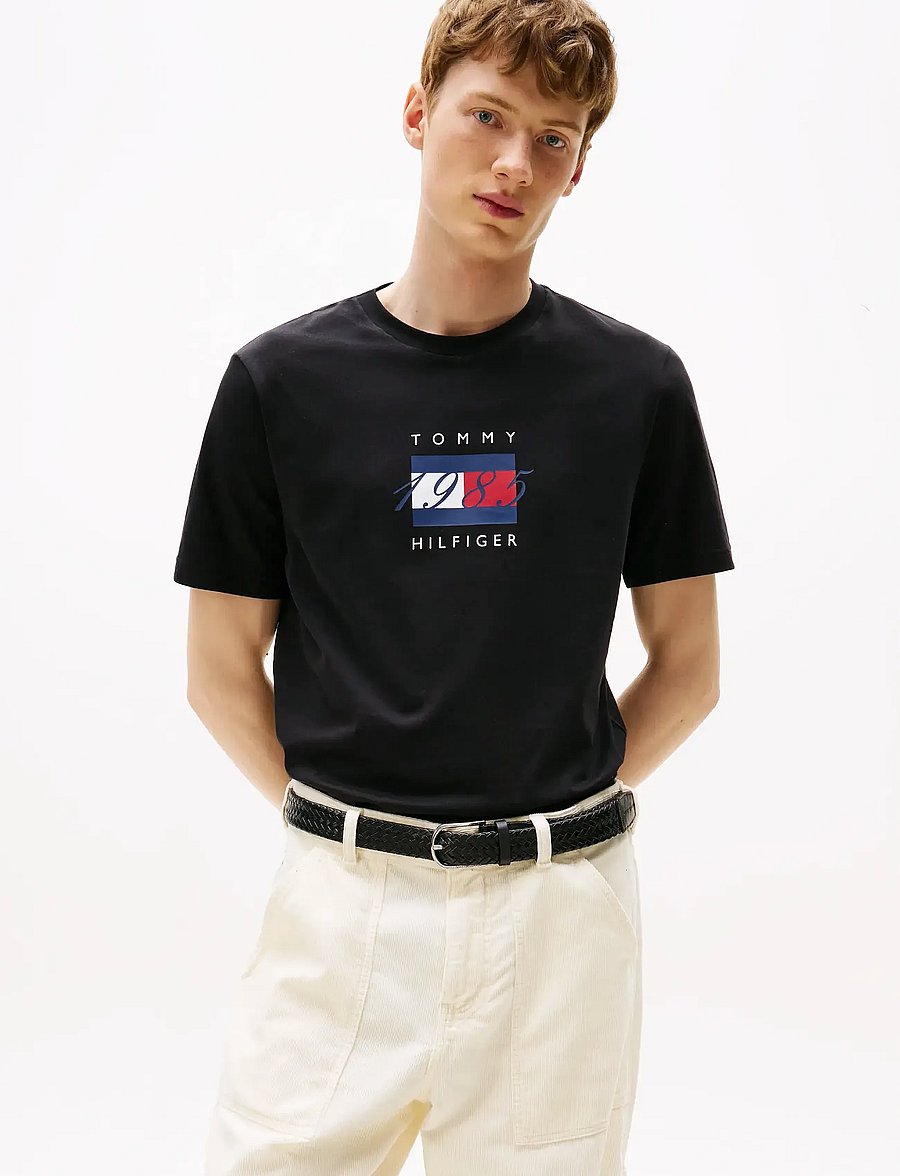 Tommy Hilfiger - LINEAR FLAG GRAPHIC TEE - kortærmede t-shirts - black - 0