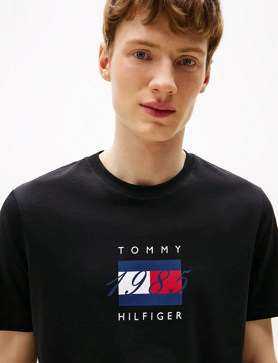 Tommy Hilfiger - LINEAR FLAG GRAPHIC TEE - kortærmede t-shirts - black - 4