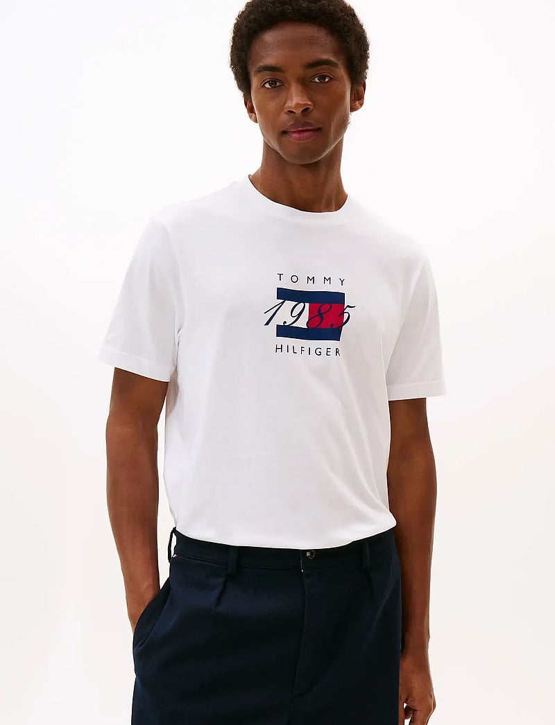 Tommy Hilfiger - LINEAR FLAG GRAPHIC TEE - kortärmade t-shirts - white - 0
