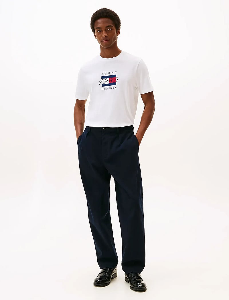 Tommy Hilfiger - LINEAR FLAG GRAPHIC TEE - kortärmade t-shirts - white - 2