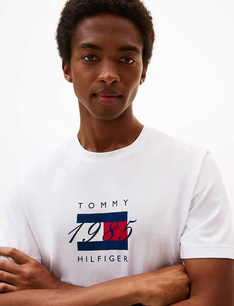 Tommy Hilfiger - LINEAR FLAG GRAPHIC TEE - kortärmade t-shirts - white - 4