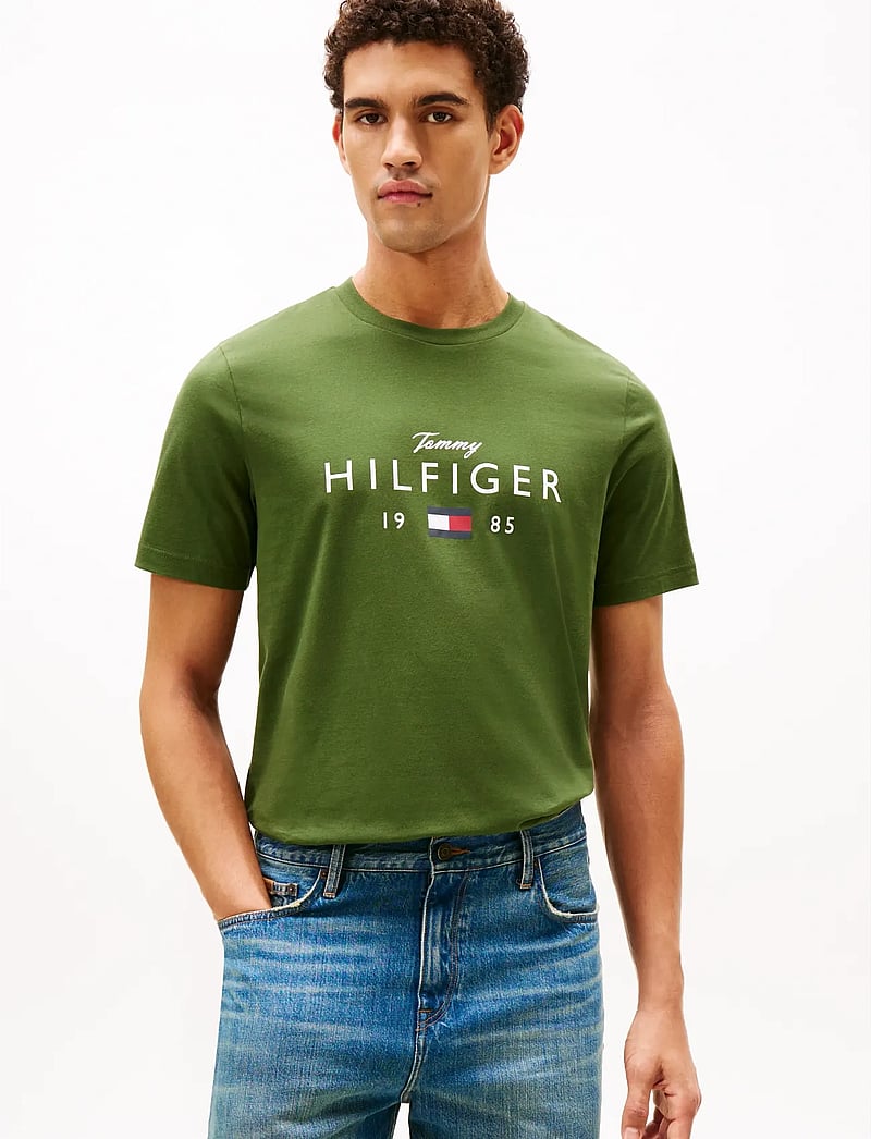 Tommy Hilfiger - BRAND LOVE BIG HILFIGER TEE - kortärmade t-shirts - mountain pine - 0