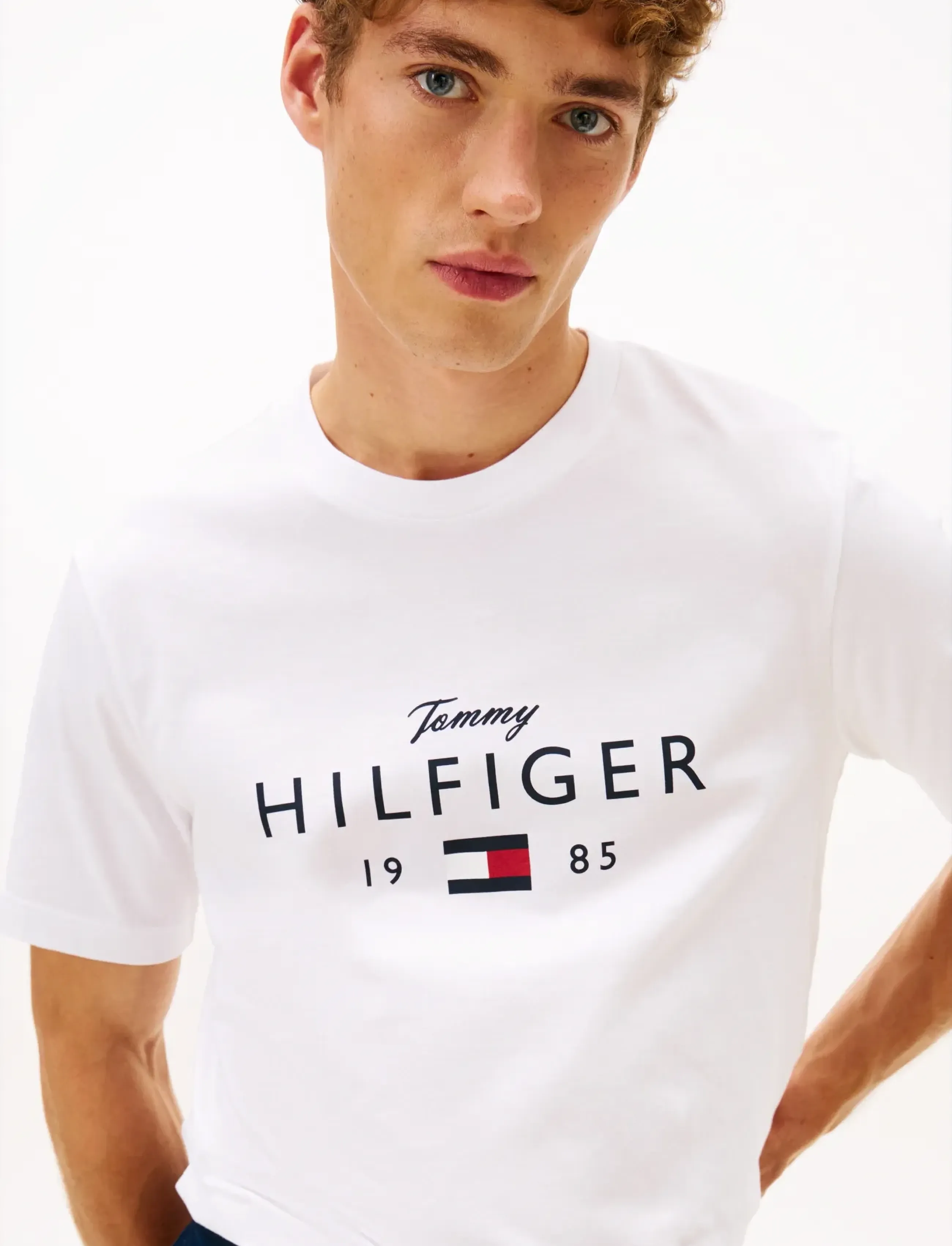 Tommy Hilfiger - BRAND LOVE BIG HILFIGER TEE - lühikeste varrukatega t-särgid - white - 4
