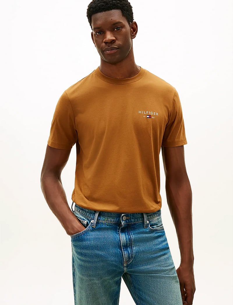 Tommy Hilfiger - BRAND LOVE SMALL HILFIGER TEE - kortærmede t-shirts - highland khaki - 0