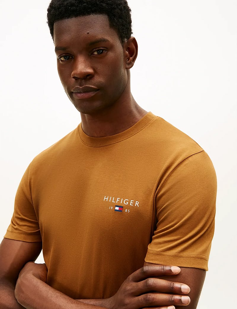 Tommy Hilfiger - BRAND LOVE SMALL HILFIGER TEE - kortærmede t-shirts - highland khaki - 4