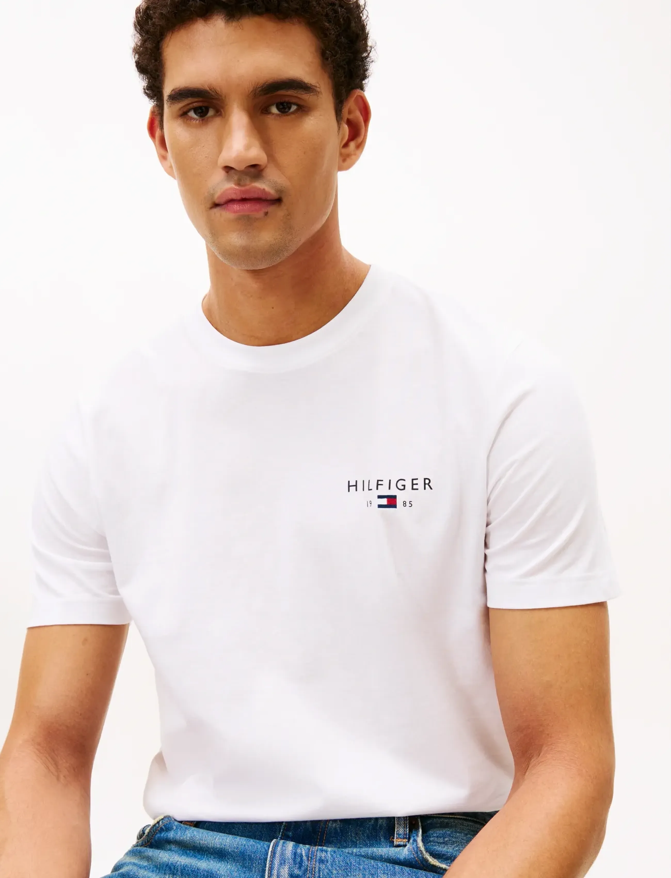 Tommy Hilfiger - BRAND LOVE SMALL HILFIGER TEE - kortærmede t-shirts - white - 4