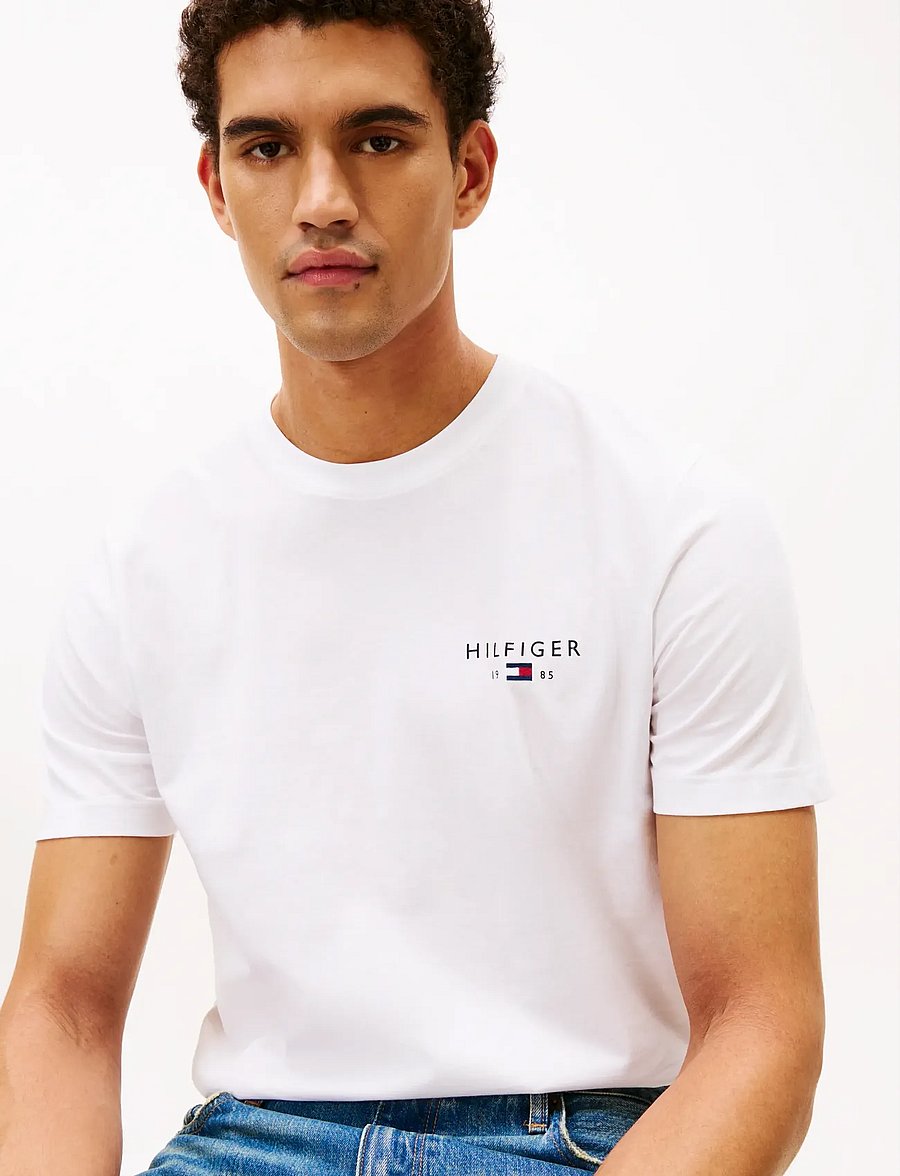 Tommy Hilfiger - BRAND LOVE SMALL HILFIGER TEE - kortærmede t-shirts - white - 4
