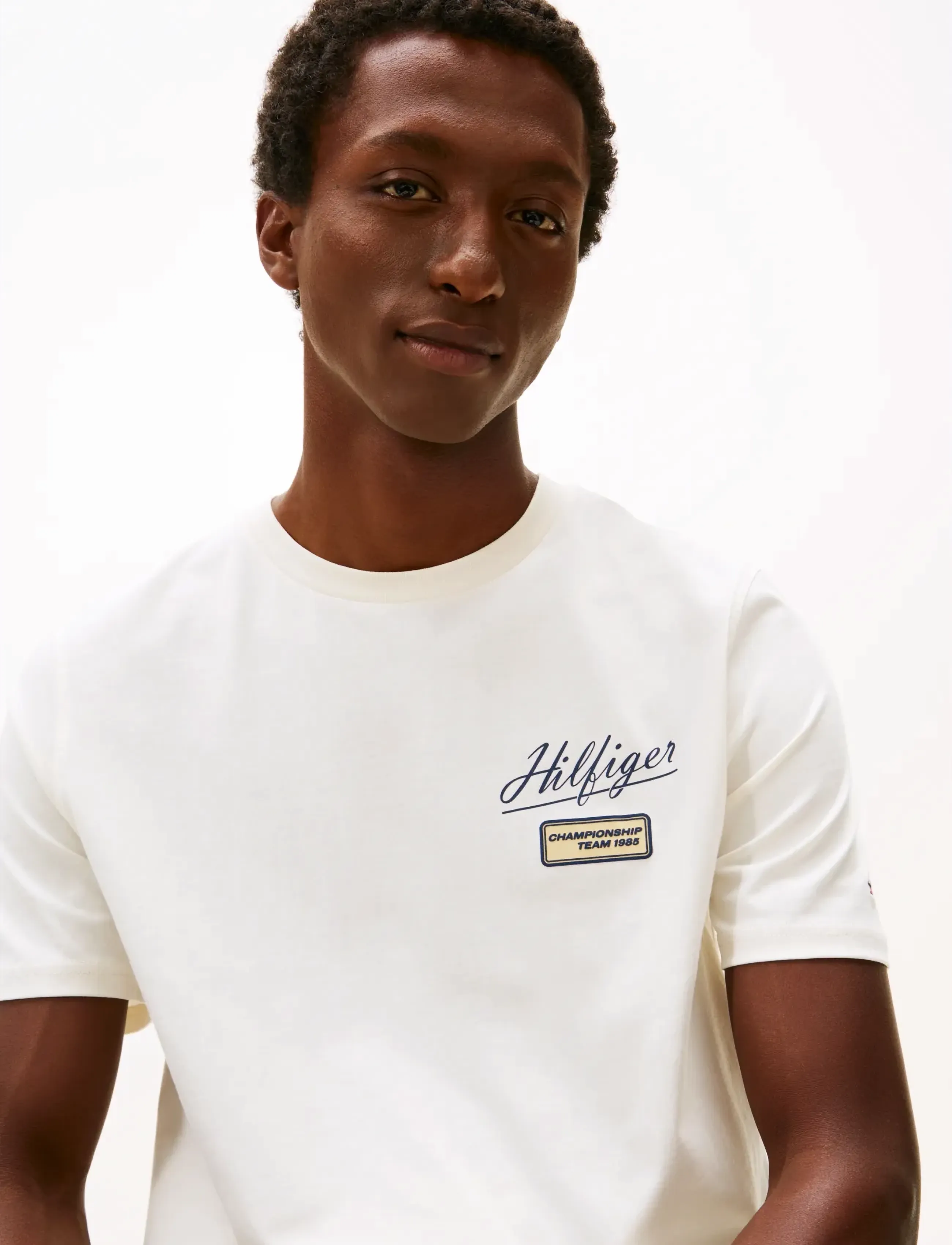 Tommy Hilfiger - MODERN ATH GRAPHIC BADGE TEE - kortärmade t-shirts - ivory petal - 4