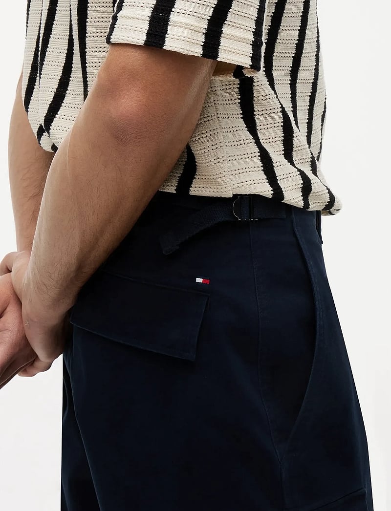 Tommy Hilfiger - CARGO SHORT ESS TWILL - cargo shorts - desert sky - 4