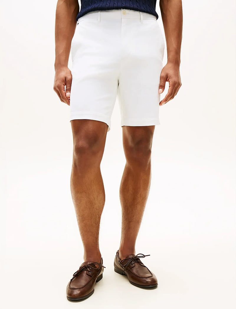 Tommy Hilfiger - DOVER 8" ESS TWILL SHORT - casual shorts - th optic white - 0