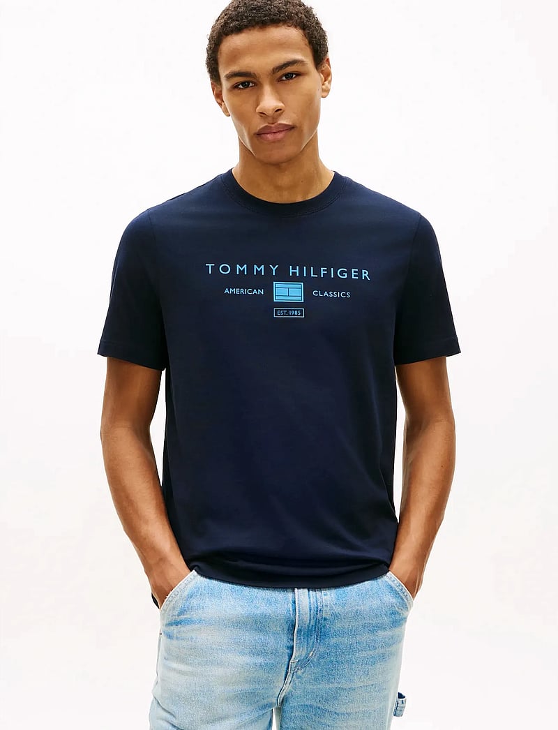 Tommy Hilfiger - BRAND LOVE MONO STACK TEE - kortärmade t-shirts - desert sky - 0