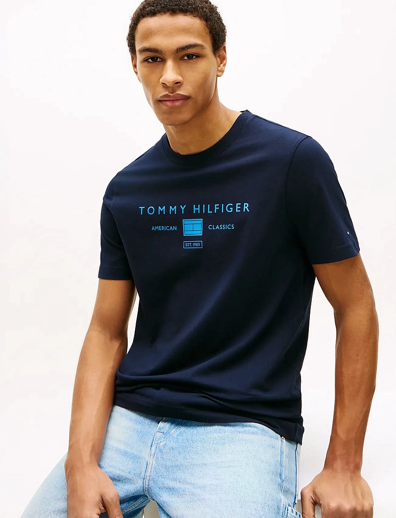 Tommy Hilfiger - BRAND LOVE MONO STACK TEE - kortärmade t-shirts - desert sky - 4